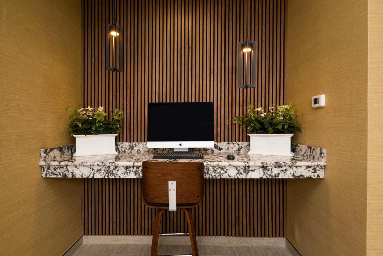 Endeavor Inn & Suites, Trademark Collection By Wyndham Топика Экстерьер фото
