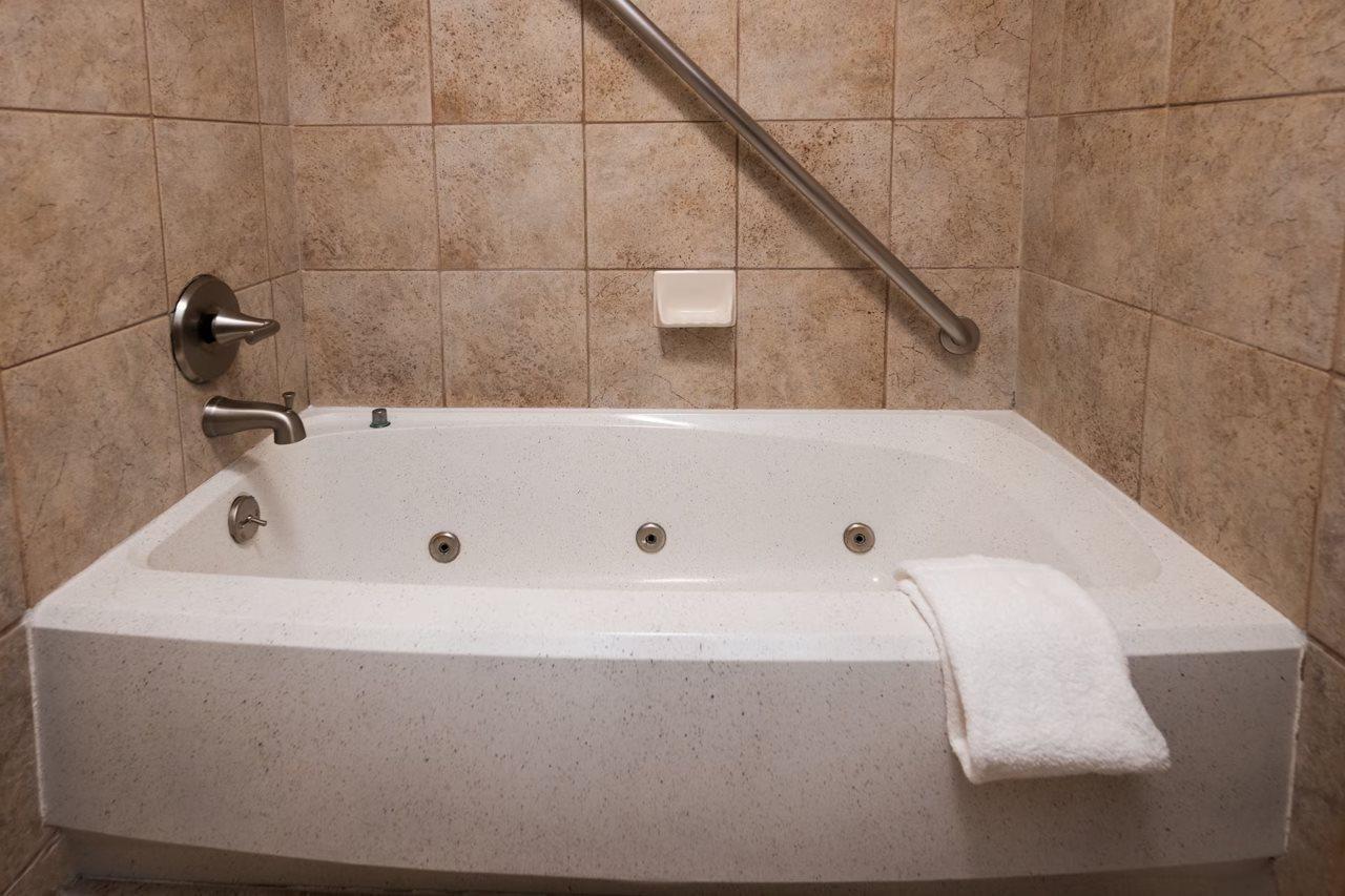 Endeavor Inn & Suites, Trademark Collection By Wyndham Топика Экстерьер фото