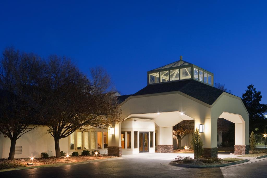 Endeavor Inn & Suites, Trademark Collection By Wyndham Топика Экстерьер фото